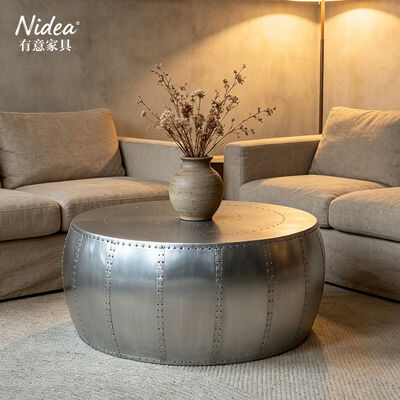 Industrial Aviator Aluminium Koffietafel Ronde gerimpelde metalen trommel Middentafel Moderne luxe Statement Piece voor woonkamer